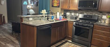 Refrigerador, microondas, horno y parrilla de estufa