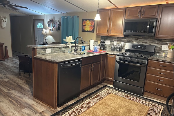 Frigorífico, microondas, horno y placa de cocina