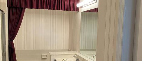 Serviettes fournies, savon, papier toilette