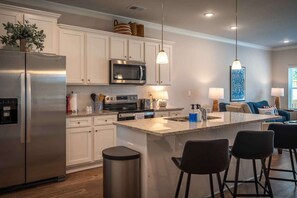 Een koelkast, een magnetron, een oven, een kookplaat