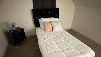 5 makuuhuonetta, silitysrauta/-lauta, vauvan matkasänky, Wi-Fi