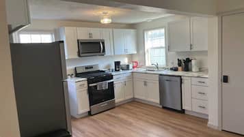 Jääkaappi, mikroaaltouuni, uuni, liesi