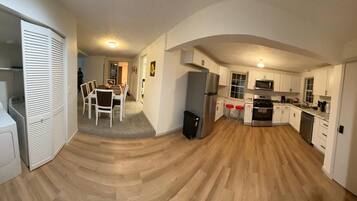 Jääkaappi, mikroaaltouuni, uuni, liesi