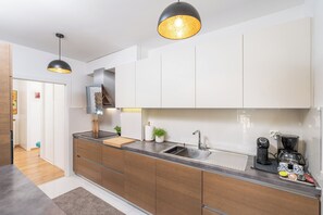 Apartment | Eigene Küche | Kühlschrank, Mikrowelle, Ofen, Herdplatte