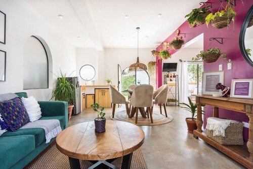 Acogedoras habitaciones con decoraciones y colores  a 15 minutos del parque.