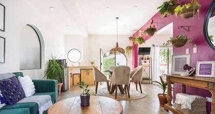 Acogedoras habitaciones con decoraciones y colores a 15 minutos del parque.