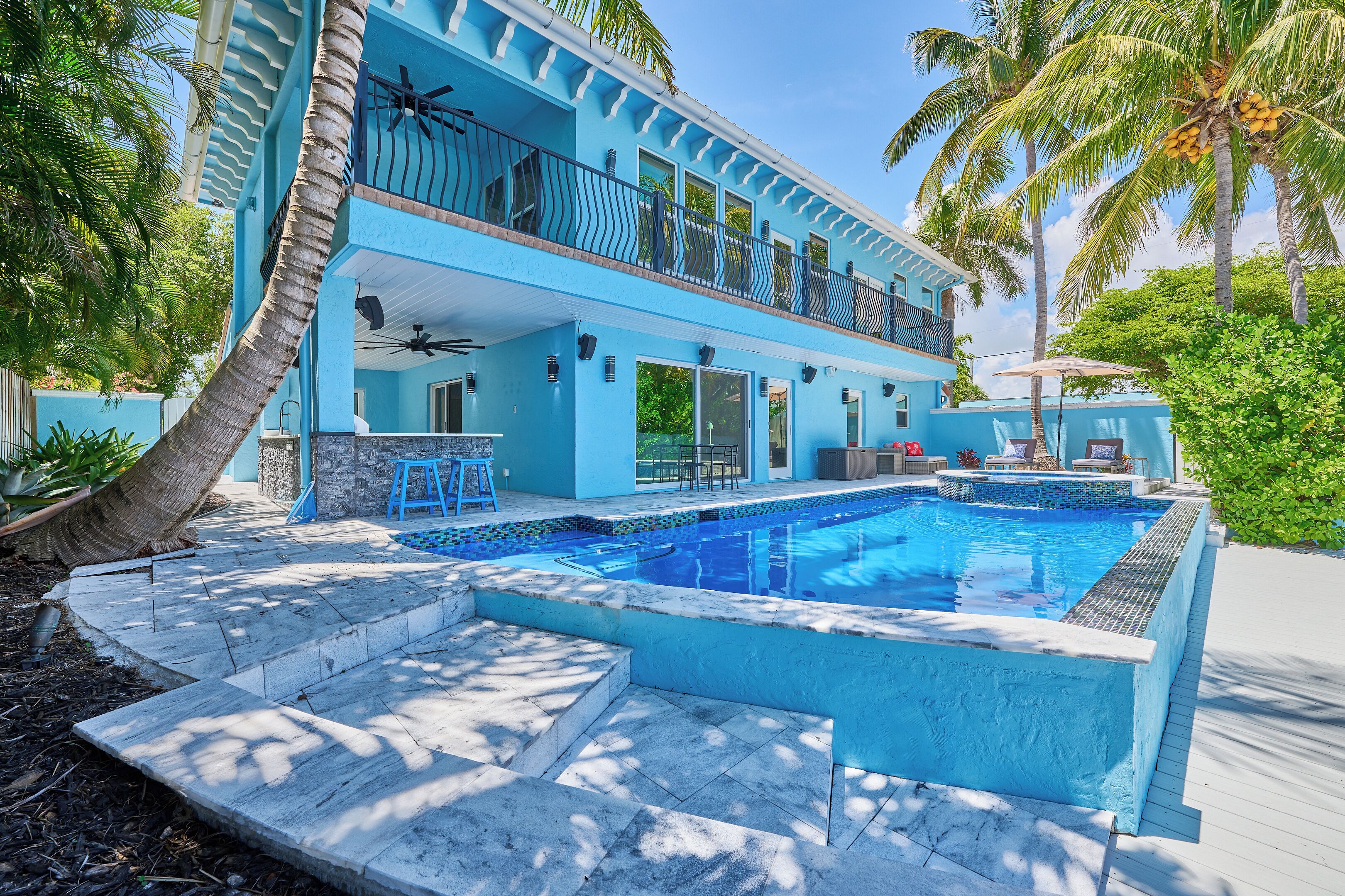 Een buitenzwembad, een verwarmd zwembad