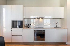Frigorífico, microondas, horno y placa de cocina