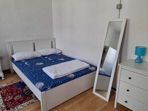 3 bedrooms, free WiFi, bed sheets - Affordable and one minute walk from the bus stop for an easy commute  (Venezia)