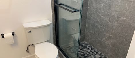 SĂšche-cheveux, serviettes fournies, savon, shampoing