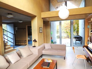 TV, livros, aparelho de som