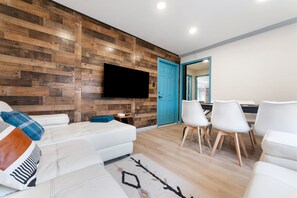 Smart-tv, een open haard en een kantoor