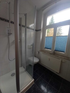 Shower, towels, toilet paper - Sonnige Fewo im Erzgebirgsstädtchen Thum, am Fuße der Greifensteine (Thum)