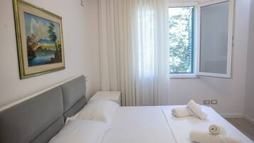 3 habitaciones, tabla de planchar con plancha, wifi y ropa de cama