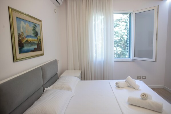 3 habitaciones, tabla de planchar con plancha, wifi y ropa de cama 