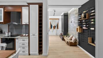 Fridge, oven, stovetop, dishwasher