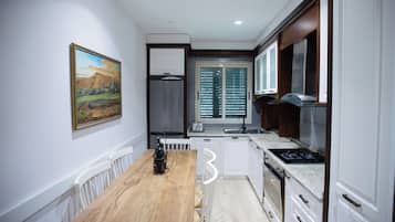 Fridge, oven, stovetop, dishwasher