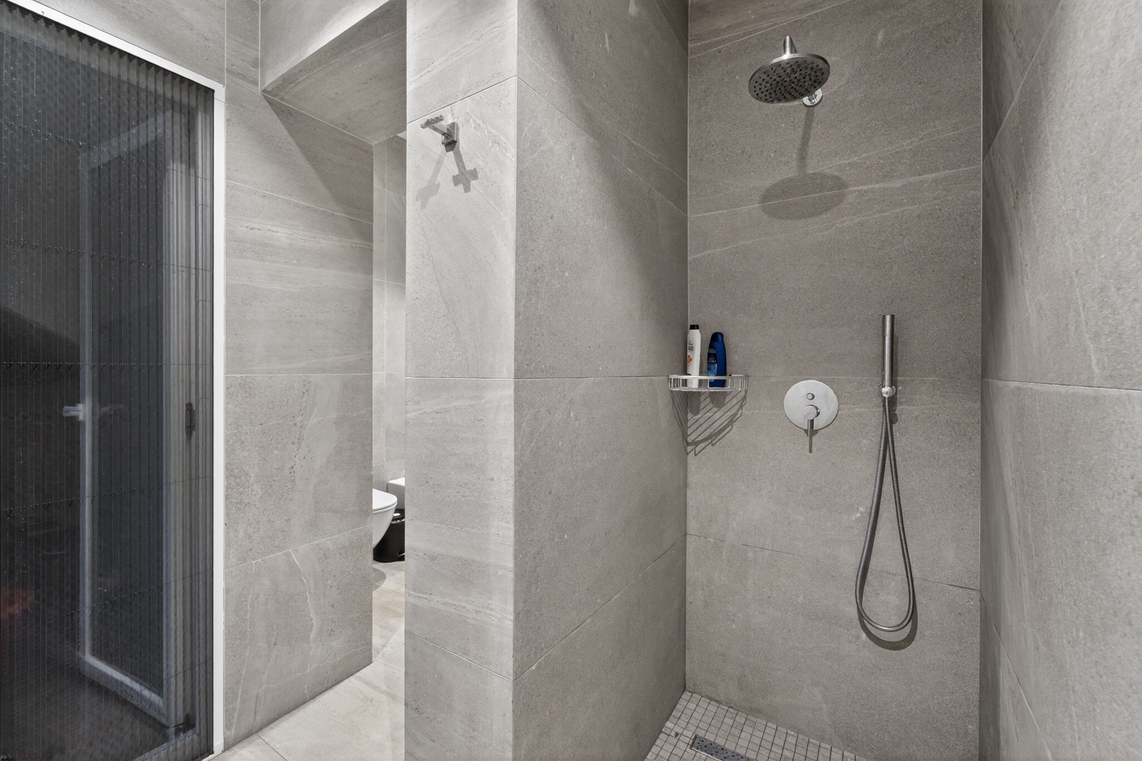 Baignoire à jets, sèche-cheveux, bidet, serviettes fournies