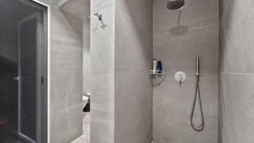 Jetted tub, hair dryer, bidet, towels