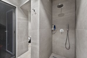 Jetted tub, hair dryer, bidet, towels