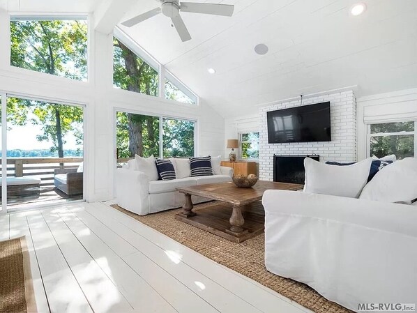 Smart TV, fireplace, table football, stereo - Newly renovated beauty on main lake with sunrise to sunset panoramic views! (Henrico)