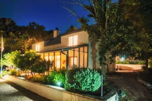 Exterior - 4 King Suites w pvt baths -Historic District - Enchanted Rock - Texas Wine Trail (Fredericksburg)