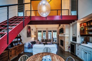 Smart TV, fireplace, books - 4 King Suites w pvt baths -Historic District - Enchanted Rock - Texas Wine Trail (Fredericksburg)