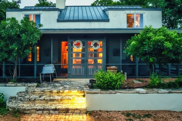Exterior detail - 4 King Suites w pvt baths -Historic District - Enchanted Rock - Texas Wine Trail (Fredericksburg)