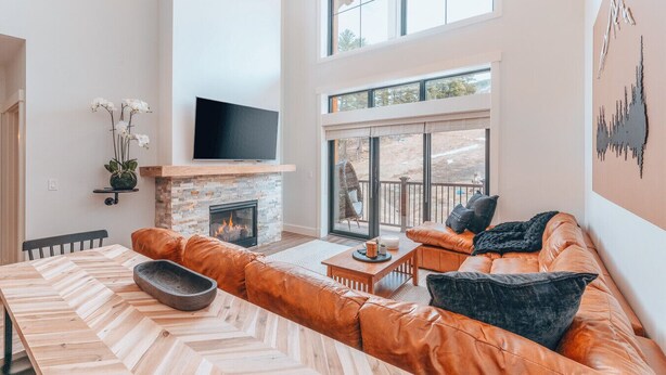TV, fireplace - Slopeside Luxe-Upgrade Adventure (Conway)