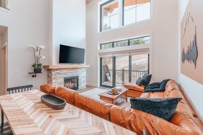 TV, fireplace - Slopeside Luxe-Upgrade Adventure (Conway)