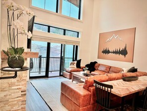 Una televisión, una chimenea