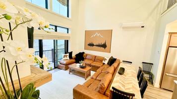 Een televisie en een open haard