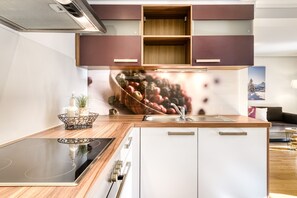 冷蔵庫、電子レンジ、オーブン、コンロ