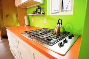 雪櫃、爐具、咖啡機/沖茶器、電熱水壺