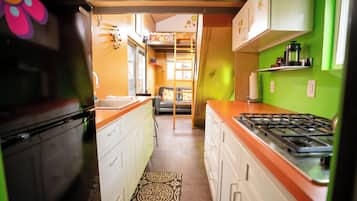 Réfrigérateur, plaque de cuisson, cafetière/bouilloire