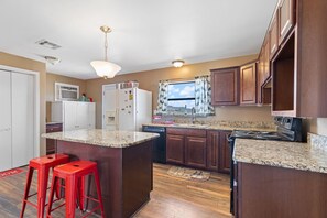 Kjøleskap, mikrobølgeovn, ovn og kokeplater