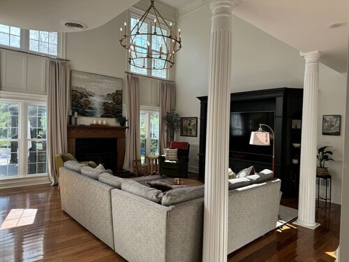 Pine Hill Estate w/ Three Apartment-style Rooms