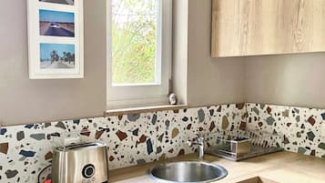 Een koelkast, een magnetron, een oven, een kookplaat