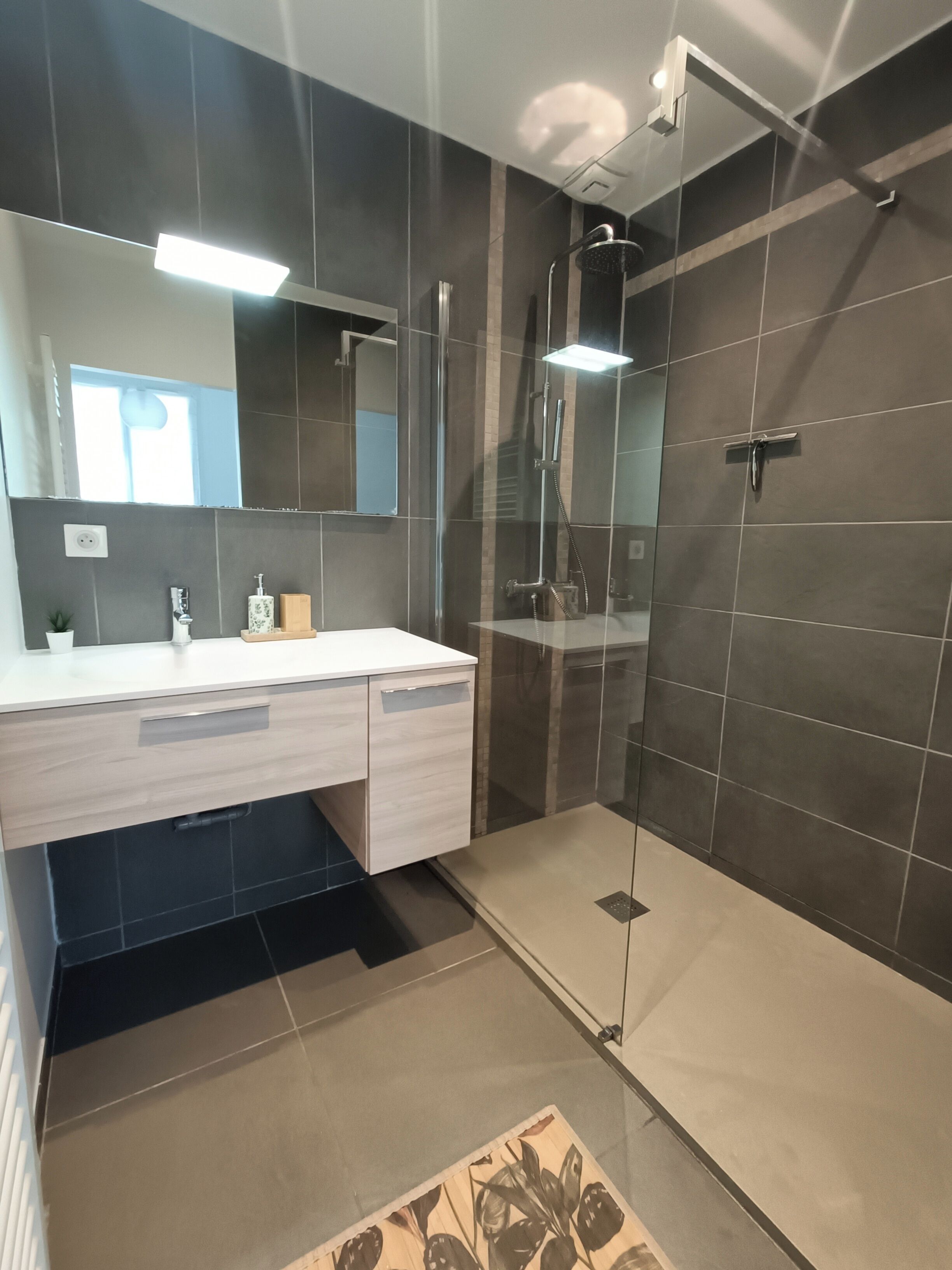 シャワー、ヘアドライヤー、タオル、石鹸