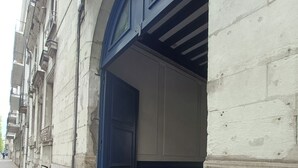 A street with a row of buildings, one with a blue door and a white facade. - Appartement T3 Refait à Neuf Calme et Centrale, Parking Privé, 5min de la Gare (Tours)