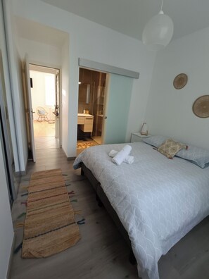 2 habitaciones, escritorio y tabla de planchar con plancha 