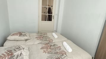 2 chambres, bureau, fer et planche Ă  repasser, lit parapluie
