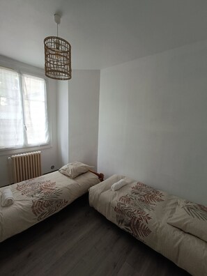 2 slaapkamers, een bureau, een strijkplank/strijkijzer, reisbedje