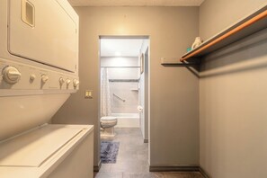 Sèche-cheveux, serviettes fournies, savon, papier toilette