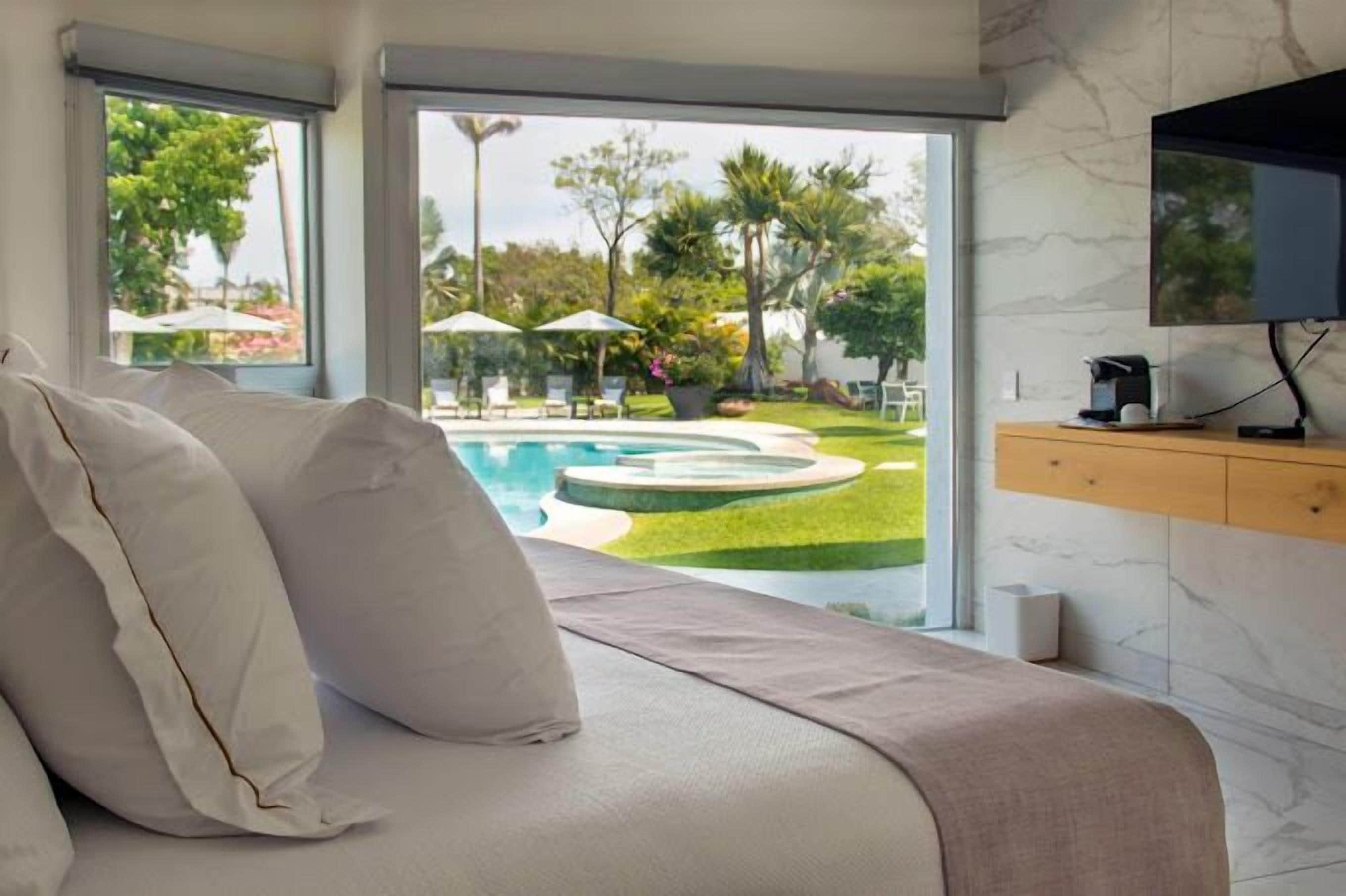 Laptop workspace, soundproofing, free WiFi