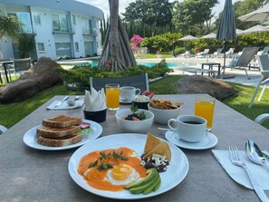 Free continental breakfast on weekends