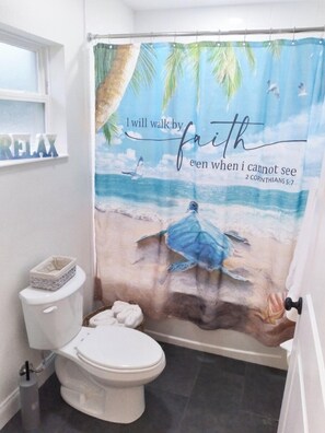 Haartrockner, Handtücher, Seife, Shampoo