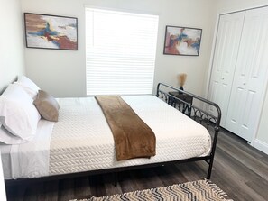 6 Schlafzimmer, Schreibtisch, Bügeleisen/Bügelbrett, WLAN