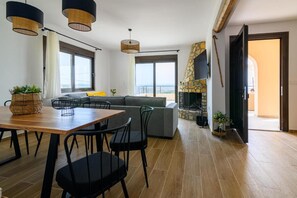 Smart-TV, Kamin, Tischtennisplatte