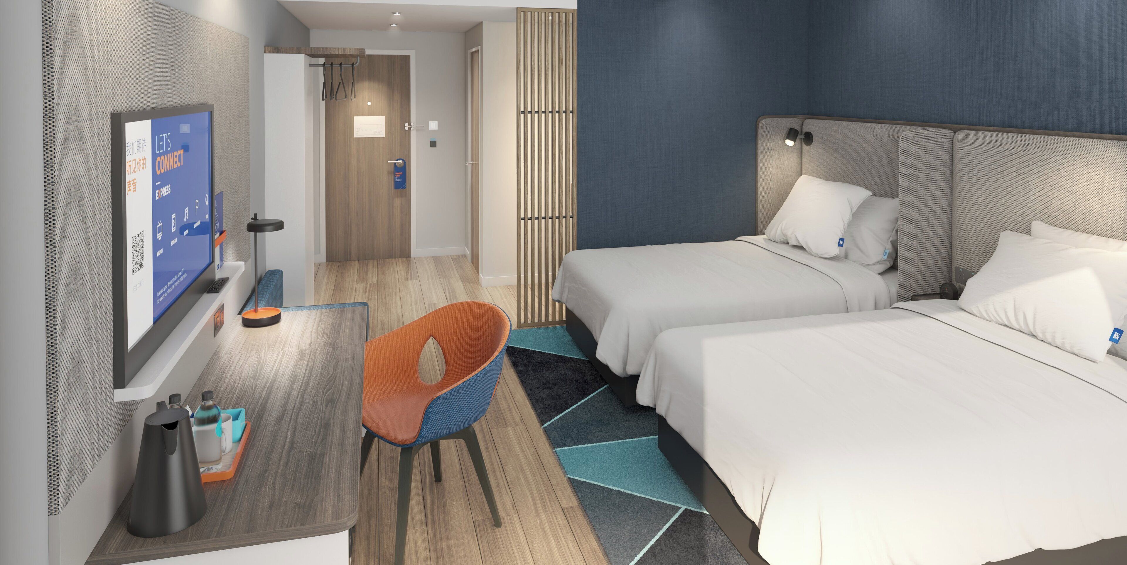 Una habitación de hotel con dos camas, un escritorio, una silla y un televisor.